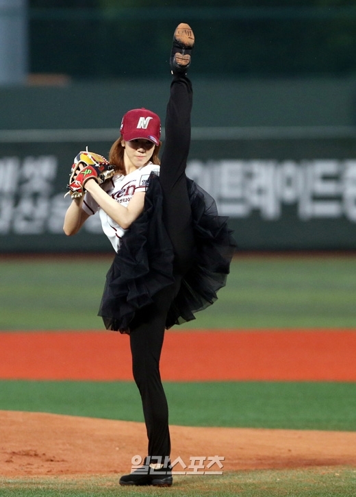 １８日、韓国プロ野球のネクセン－ロッテ戦の始球式を務めたバレリーナのキム・リフェ。