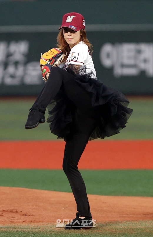 １８日、韓国プロ野球のネクセン－ロッテ戦の始球式を務めたバレリーナのキム・リフェ。