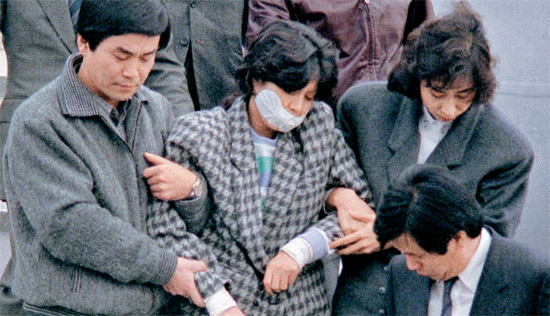 １９８７年の大韓航空（ＫＡＬ）８５８機爆破事件の容疑者として逮捕された金賢姫（キム・ヒョンヒ、当時２５歳）が、同年１２月１５日、マスクをしたままソウル金浦（キンポ）空港を通じて入国している。米国は事件発生から２５年後の先月、２００ページにのぼる外交文書５７件の機密扱いを解除し、国務省のホームページで公開した。
