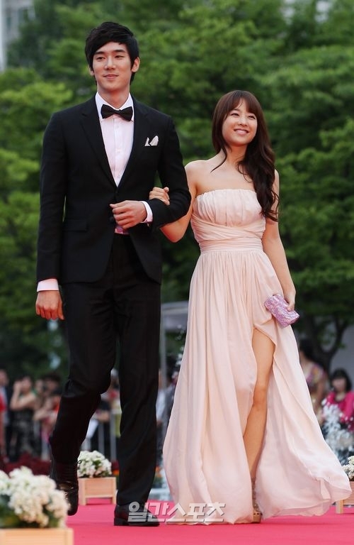 １９日、富川（プチョン）国際ファンタスティック映画祭開幕式のレッドカーペットに登場した俳優のユ・ヨンソク（左）と女優のパク・ボヨン。