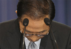 李明博（イ・ミョンバク）大統領が謝罪文を読む間に２回、頭を下げた。
