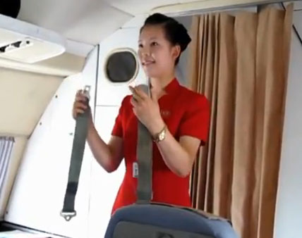 北朝鮮の高麗航空が、フェイスブックで旅客機内部を公開した（写真＝高麗航空が公開した動画キャプチャー）。