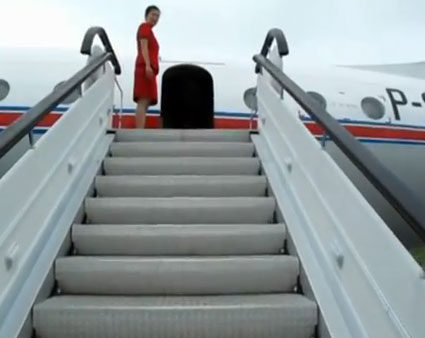 北朝鮮の高麗航空が、フェイスブックで旅客機内部を公開した（写真＝高麗航空が公開した動画キャプチャー）。