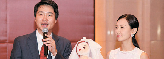 済州観光広報大使のキム・テウク－チェ・シラ夫婦が７日、中国北京王府井リージェントホテルで開かれた済州観光説明会で、済州道での韓流ウェディングについて説明している。