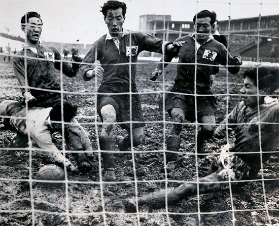 チョン・ナムシク（真ん中）が日本選手の間でシュートしている。チェ・ジョンミン（左）とウ・サングォンもボールに向かって走り込んでいる。１９５４年に日本明治神宮で行われた韓日サッカーの最初の試合。韓国が５－１で勝った（写真スポーツ資料収集家イ・ジェヒョン氏）。