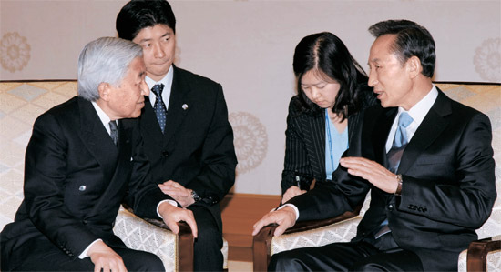 李明博（イ・ミョンバク）大統領が就任初年度の２００８年４月２１日、日本の皇室を訪問して明仁天皇（左側）と歓談している。