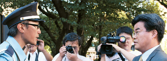 野田佳彦日本首相の「独島（ドクト、日本名・竹島）書簡」をめぐり葛藤が深まっている。２３日、書簡を送り返しに行った駐日韓国大使館のキム・ギホン政務課長（右）が日本外務省の正門で警備員に止められている。