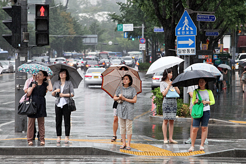 週末に晴れ間が見える予報も出ていますが、ソウルは来週の初め頃までずっと雨模様。観光やショッピングにお出かけの際は、折りたたみ傘を忘れずに持って出かけましょう。