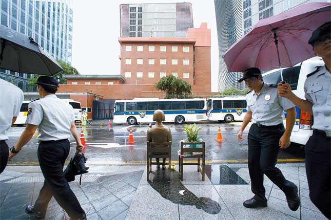 ２５日、警察が日本大使館前の慰安婦少女像の周辺をパトロールしている。