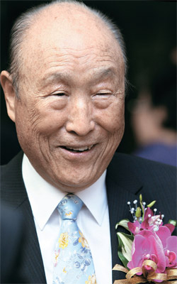 統一教を創始した文鮮明（ムン・ソンミョン）総裁が３日、死去した。写真は０９年６月にソウル・コエックスで開かれた自叙伝『平和を愛する世界人として』出版記念会当時。