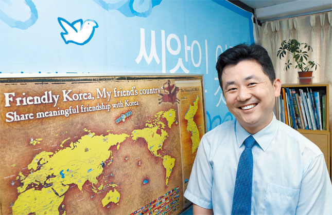 パク・ギテ団長が２１日、ソウル城北区普門洞ＶＡＮＫ事務所でポーズを取っている。パク団長の背後に世界との友情を級長するＶＡＮＫ世界地図が見える。東海（トンへ、日本名・日本海）や独島（ドクト、日本名・竹島）がよく見えるように表示されている。