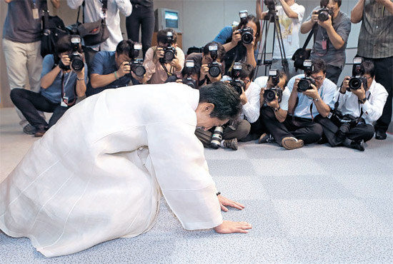 韓国野党である統合進歩党の代表職を退いた姜基甲（カン・ギカプ）代表が国会で記者会見後、チョル（韓国固有のお辞儀）をしている。