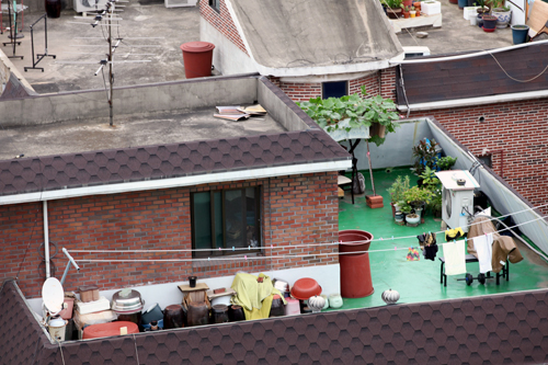 こちらは住居スペースのよう。韓国にはオクタッパンと呼ばれる、屋上に増築した部屋が多く見られます。賃貸物件として人に貸す人もいて、夏は暑く冬は寒いため比較的家賃が低いのが特徴です。