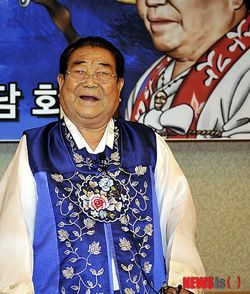 「全国のど自慢」の名司会者、宋海が体調不良で病院へ。