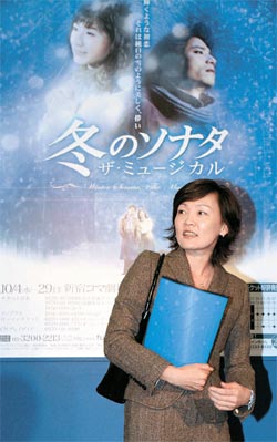 ０６年１０月、ミュージカル「冬のソナタ」東京公演の開幕日に劇場に姿を現した安倍昭恵夫人（写真＝中央フォト）。