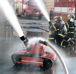 消防防災庁が全国１６カ所の消防署に配置した無人放水ロボット（１台１億１０００万ウォン）。 高価な装備に対する負担と遅い速度のため、現場ではほとんど使用されていない。 写真は釜山市消防本部の試演（写真＝中央フォト）。