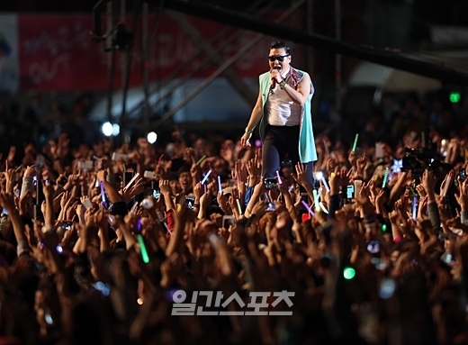４日夜、ソウル広場で歌手ＰＳＹの『江南（カンナム）スタイル』無料コンサートが行われた。