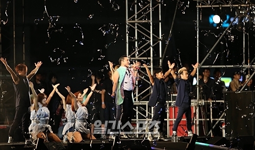 ４日夜、ソウル広場で歌手ＰＳＹの『江南（カンナム）スタイル』無料コンサートが行われた。