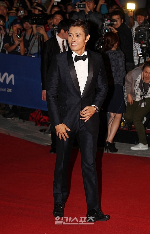 ４日、第１７回釜山（プサン）国際映画祭（ＢＩＦＦ）のレッドカーペットイベントに登場した俳優のイ・ビョンホン