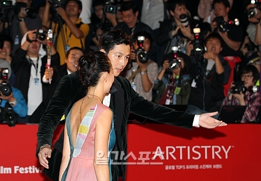 ４日、第１７回釜山（プサン）国際映画祭（ＢＩＦＦ）のレッドカーペットイベントに登場した俳優のチョン・ウソン（写真奥）。
