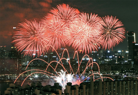 ６日、ソウル・汝矣島（ヨイド）の漢江（ハンガン）市民公園で「２０１２ソウル世界花火祭り」が開かれた。
