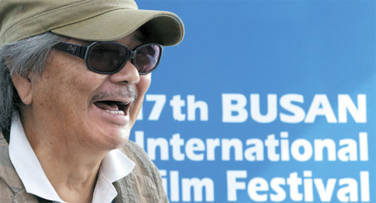 第１７回釜山映画祭で「今年のアジア映画人賞」を受賞した若松孝二監督。歴史的事実を糊塗する日本の指導層に対する批判を浴びせた。