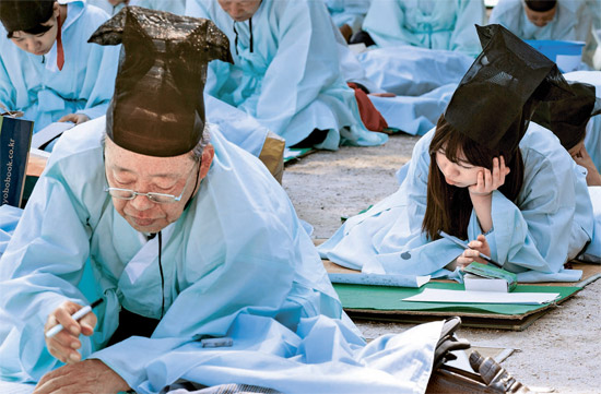 朝鮮時代の科挙制を再現した行事が７日、ソウル雲泥洞（ウンニドン）の雲?宮（ウンヒョングン）で行われ、科挙試験の受験生がこの日の詩題「漢陽都城の世界遺産登録」をテーマに七言律詩を作っている。