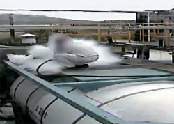 先月２７日に慶尚北道亀尾で発生したフッ酸ガス漏れ事故当時の映像画面。 タンクローリーの上から白いフッ酸が噴出しているのが見える（写真＝慶尚北道地方警察庁）。