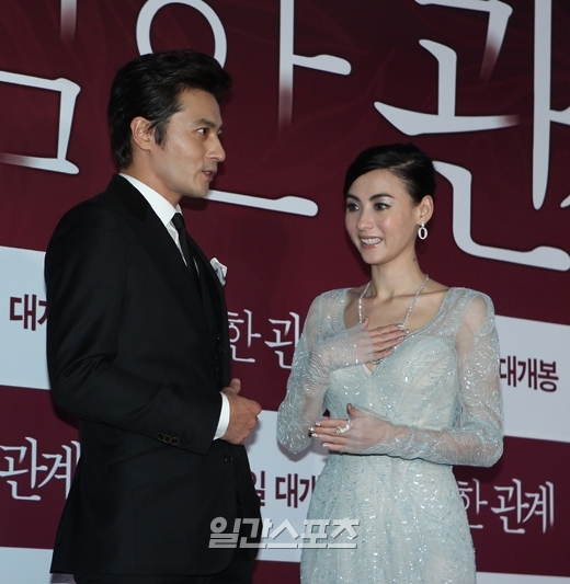 １０日、ソウルのＣＧＶ汝矣島（ヨイド）で行われた映画『危険な関係』ＶＩＰ試写会に登場した俳優のチャン・ドンゴン（左）と香港女優のセシリア・チャン。