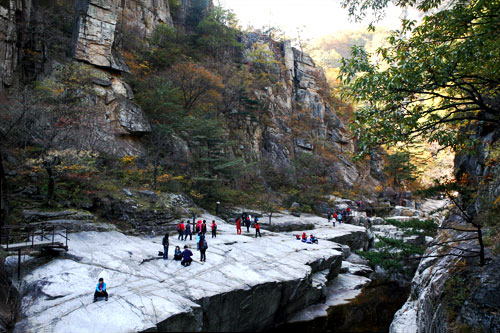 雪岳山から１時間ほどにある五台山(オデサン)も紅葉の名所。代表コースは、朝鮮半島の名山、金剛山(クムガンサン)に姿が似ていることから名前がついた小金剛エリアです。 九龍(クリョン)滝や食堂(シッタン)岩などのスポットがあります。