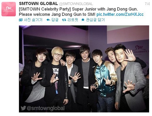 俳優のチャン・ドンゴン（左から４番目）とＳＵＰＥＲ　ＪＵＮＩＯＲ（スーパージュニア）のメンバー（写真＝ＳＭエンターテインメントの公式ツイッター）。