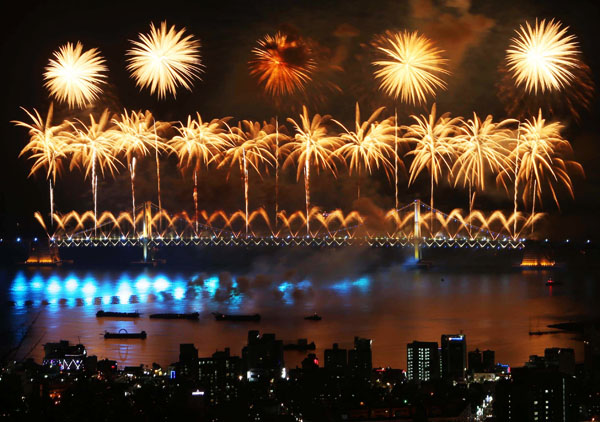 第８回釜山花火祭りが開かれた２８日、広岸里（クァンアンリ）海水浴場の広岸大橋上１．２キロ区間で華やかな花火ショーが夜空を彩った。