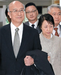 ３０日、ソウルの金浦（キンポ）空港を通じて韓国入りした別所浩郎駐韓日本大使（左）。