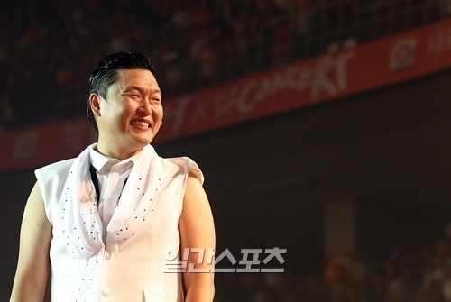 歌手ＰＳＹ（サイ）。