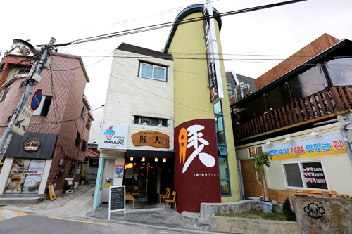 寿司、ラーメン、居酒屋など、韓国で増え続けている日本食のお店。最近では、日本に本店を置く麺専門店が続々登場。先月８日に弘大(ホンデ)でオープンしたラーメン店豚人(ブタンチュ)がそのひとつです。