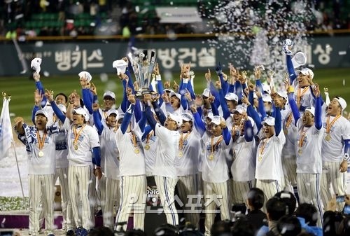 １日、ソウル蚕室（チャムシル）球場で韓国シリーズ第６戦（サムスン－ＳＫ戦）が行われ、この試合で韓国一になったサムスンの選手が表彰台に立って喜びを表している。