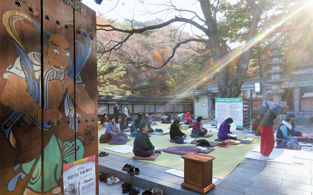 修学能力試験を８日に控え、ソウル牛耳洞三角山（ウイドン・サムカクサン）のふもとにある道銑寺（トソンサ）には子どもの試験の成功を祈る人々の足が絶えない。