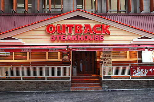 「美味しいものを食べて試験疲れを回復しよう！」というのはファミリーレストラン。「OUTBACK」では11月末まで受験生を対象に前菜一品をサービス。また、ビュッフェレストラン「VIPS」でも受験生に限り１名分のサラダバーが無料になります。