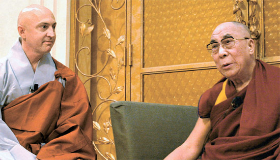 チベット仏教最高指導者のダライ・ラマ（右）が５日、日本・横浜でヒョンガク僧侶と対話している。 ダライ・ラマは「宗教的信念は理性的思考を通過してこそ確固たるものになる」と述べた。 