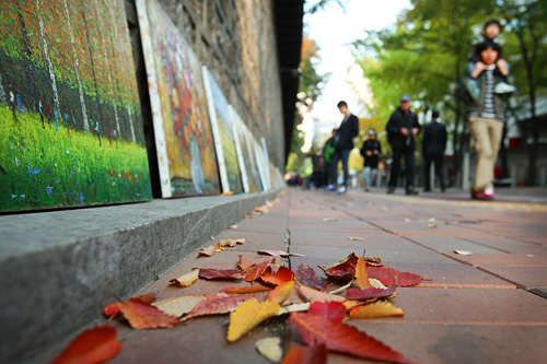 ソウルの紅葉の名所として知られているのが、市庁近くの徳寿宮(トクスグン)トルダムギル(石垣道)。紅葉を楽しもうと多くの人が散策に訪れます。