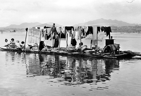１９６６年、ソウル纛島（トッソム）の洗濯所の様子（写真＝ソウル市提供）。