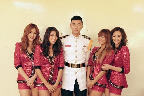 俳優のヒョンビン（中央）とＳＩＳＴＡＲ（シスター、写真＝グループの公式ツイッター）。