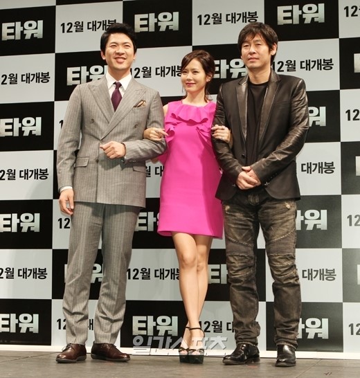 ２７日、ソウル狎鴎亭（アックジョン）ＣＧＶで行われた映画『タワー』の制作報告会に登場した（左から）キム・サンギョン、ソン・イェジン、ソル・ギョング。
