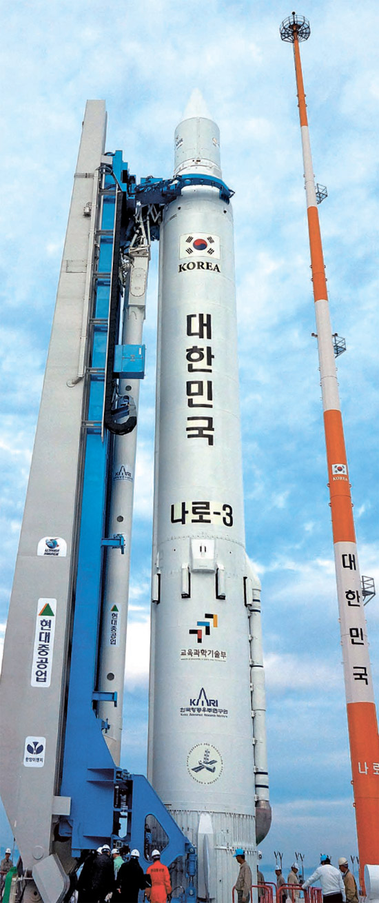 先月２４日、韓国ロケット「羅老」が全羅南道高興羅老宇宙センターの発射台に設置された様子（写真＝韓国航空宇宙研究院）。