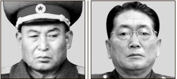 李英鎬（リ・ヨンホ）総参謀長（左）と禹東測（ウ・ドンチュク）保衛部第１副部長。