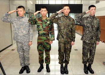 韓国の軍当局がコンピューターデジタルグラフィック模様の特許を出願した新型戦闘服。