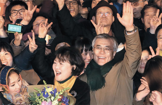 文在寅（ムン・ジェイン）民主統合党大統領候補が３日、ソウル光化門世宗文化会館の前で開かれた「市民とのコンサート」が終わった後、キム・ジョンスク夫人と一緒にあいさつしている。