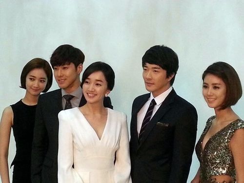 ドラマ『野王』の出演者。左からコ・ジュニ、ユノ・ユンホ、スエ、クォン・サンウ、キム・ソンリョン（写真＝キム・ソンリョンのツイッター）。