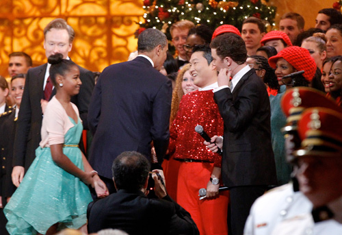 米国のクリスマスチャリティー公演でオバマ大統領と笑顔で握手を交わす歌手ＰＳＹ（サイ、写真＝中央フォト）。