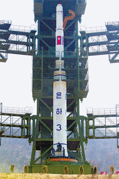 北朝鮮が「実用衛星」発射体と明らかにした「銀河３号」。４月に海外記者に公開したもの。 （写真＝中央フォト）。